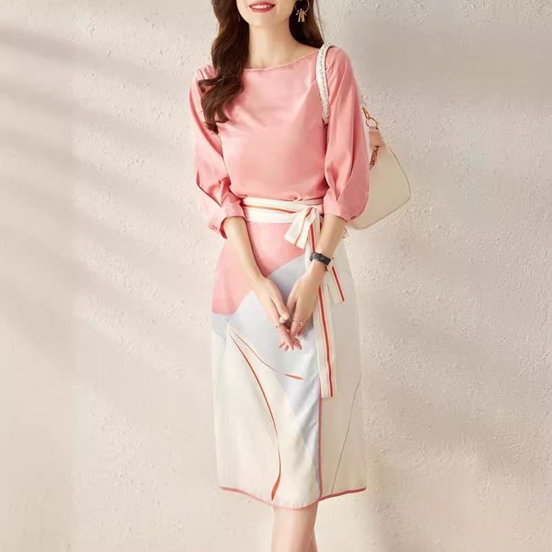 セットアップ レディース スカイブルー フェミニン リボン ウエストマーク 配色 幾何学柄 プリントサテン スリットスカート ツーピース 通勤 オフィス 上品 秋冬