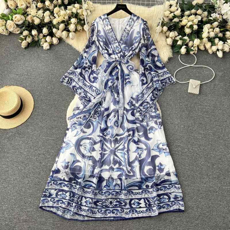ワンピース レディース Aライン ロング丈 フレアスリーブ 長袖 Vネック ウエストマーク ハイウエスト 細見え 青花磁器柄 プリント 再生繊維 欧米テイスト 大人上品 エレガント 春夏 ブルー