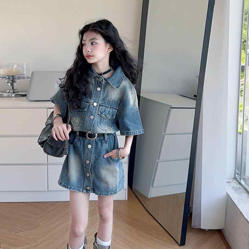 ・カテゴリ: キッズワンピース・スタイル: 韓国風・主な素材: デニム・性別: 女の子・対象年齢: 8歳以上・柄: 無地・生地加工: 柔軟加工・袖丈: 半袖・スカートデザイン: デニム・裏地素材: 綿・デザイン要素: レトロ・カラー: デニム・サイズ展開: 120cm、130cm、140cm、150cm、160cm、170cm