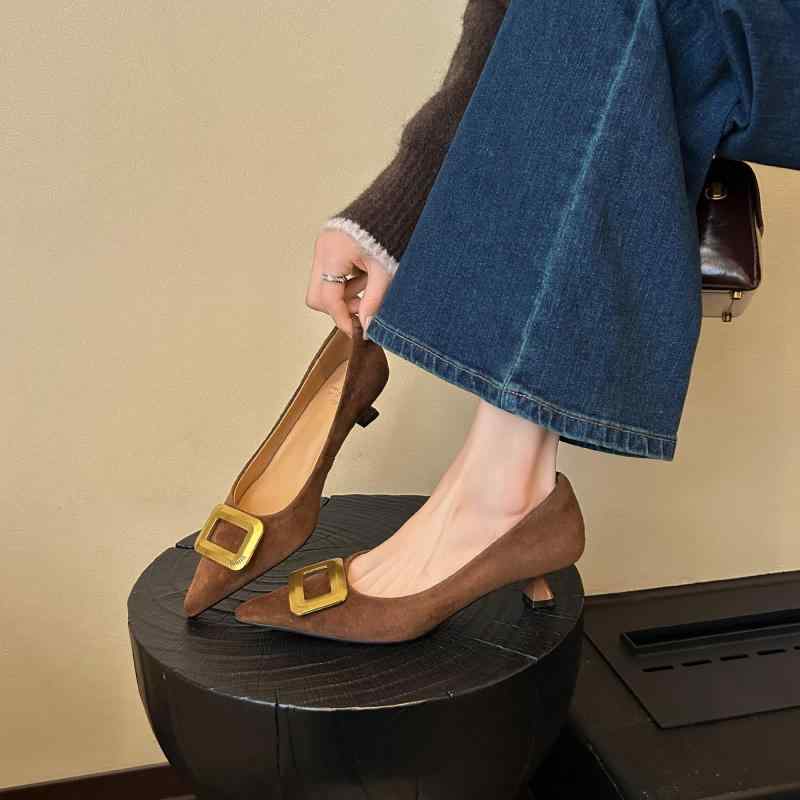 パンプス レディース ポインテッドトゥ 細ヒール ミドルヒール スクエアバックル 羊革スエード 豚革裏地 エレガント 上品 きれいめ 歩きやすい 通勤 オフィス...