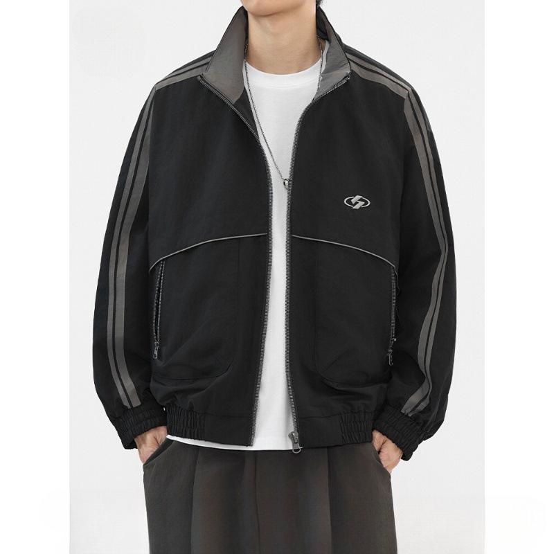 ・カテゴリ: ジャケット・スタイル: 青春カジュアル・対象性別: メンズ・対象年齢: 成人・主な素材: ポリエステル100%・裏地素材: ポリエステル100%・機能: 耐摩耗性、高色堅牢度・ネックライン: 襟付き・シルエット: ルーズフィット・前開き: ジップアップ・厚さ: 薄手・柄: ストライプ・着用シーン: スポーツ・デザイン: 刺繡・着丈: レギュラー・ポケット: ジップポケット・着用方法: アウター・袖丈: 長袖・袖タイプ: ラグランスリーブ・カラー展開: ブラック、カーキ・サイズ展開: M、L、XL、XXL、3XL