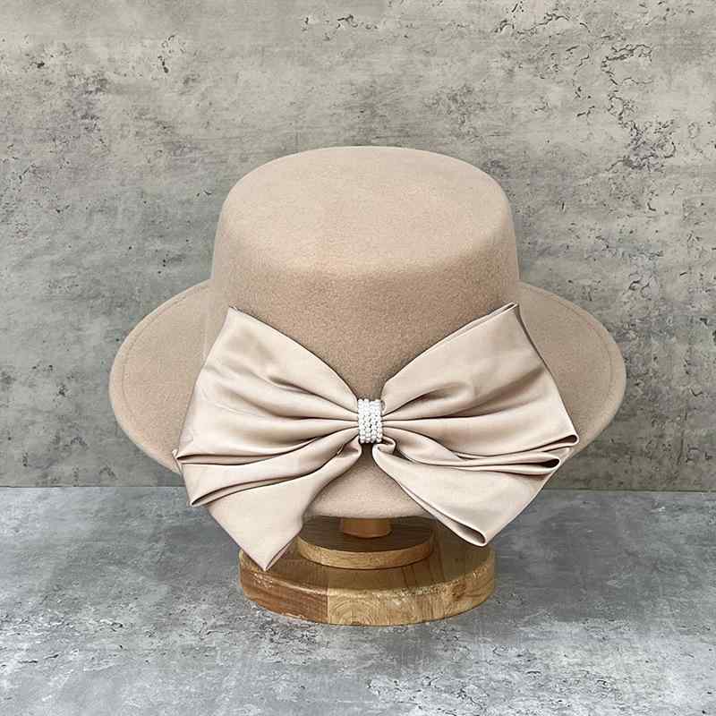 ・カテゴリ: フェルトハット・装飾: リボン・帽子のトップ形状: フラットトップ・つばの形状: ワイドブリム・カラー展開: ベージュ、ミルクホワイト、ブラック・機能: 保温、防風、日よけ・主な素材: ウール96%以上・スタイル: ビジネス、ベーシック、エレガント、ミニマル、カジュアル、スポーティ、シンプル、欧米風、シック、上質