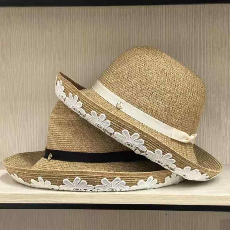 ・カテゴリ: 麦わら帽子・帽子のトップ形状: 丸型・つばの形状: 広つば・カラー展開: レース巻きホワイト、レース巻きブラック、麦わらエスニックハニー、リボン刺繍ベージュ、リボン刺繍カーキ、リボン刺繍ブラック・機能: 紫外線対策、通気性、防風、日よけ・スタイル: ボヘミアン、レトロ、エスニック、チャイナ風、ロリータ、宮廷風、香港レトロ、文芸、英国レトロ、エキゾチック、、ポップ、ジャズ、フレンチレトロ、バロック・素材: 麦わら・加工技術: 手描き、刺繍、ビーズ、手芸、ウォッシュ、ニット、ダメージ加工、型押し、透かし彫り、プリント、ジャカード、ノーアイロン、ダマスク、手編み、ラインストーン
