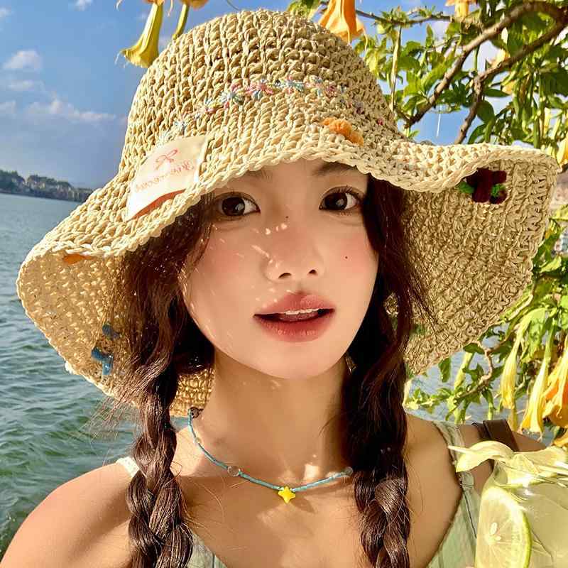 ・カテゴリ: 麦わら帽子・帽子のつば: つば広・帽子のクラウン: 丸型・カラー展開: ベージュ、ブラウン・サイズ展開: M（56-58cm）・機能: 遮光・日よけ・素材: ペーパー・スタイル: フェミニン・製法: ハンドメイド