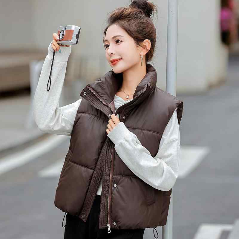 ベスト レディース ショート丈 中綿入り スタンドカラー ジップアップ 無地 ゆったり ノースリーブ アウター ポケット付き カジュアル 韓国風 通勤 普段使い ブラック ホワイト 春秋