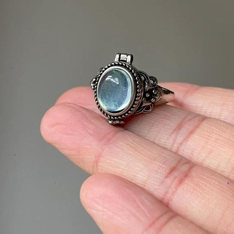 指輪 ヨーロピアンヴィンテージ ブリティッシュレトロ スカイブルー ライトブルー 水色 クリスタル 銅製 ユニークデザイン 高級感 開口リング フリーサイズ クラウンモチーフ ひし形 個性的 ピンキーリング デイリーユース 普段使い