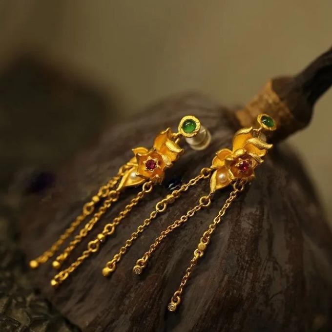 耳飾り ピアス イヤリング 中国風 宮廷風 タッセル ドロップピアス レトロ 上品 高級感 銅製 ジルコニア 花びら フラワーモチーフ 華やか エレガント カジュアル フォーマル