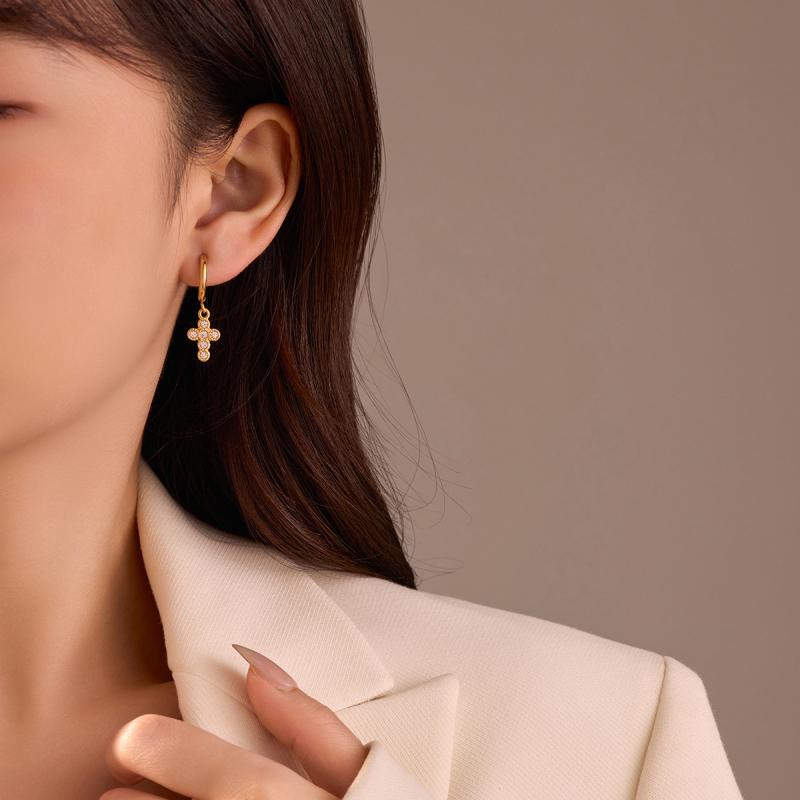 ピアス レディース 欧米風 チタン鋼製 18Kゴールド 電気メッキ ジルコニア十字架チャーム ドロップスタ..