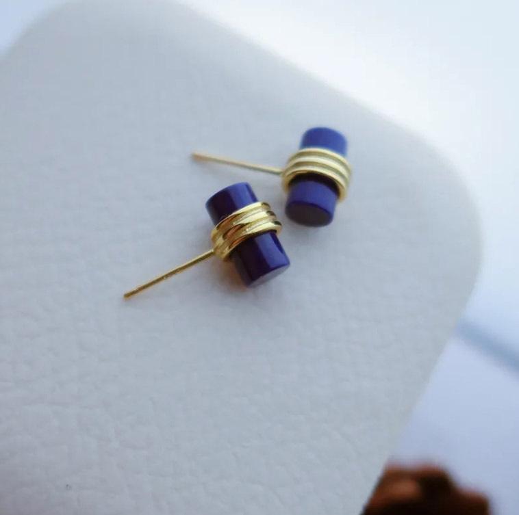 ピアス ラピスラズリ 幾何学模様 円柱型 ミニマル シンプル 上品 エレガント 高見え 個性的 銅製 電気メッキ加工 デイリーユース 通勤 オフィス 丸 三角 四角 秋