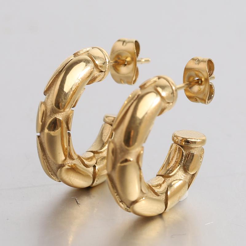 ピアス レディース C字 フープ 5mm 太め ボリューム スネーク柄 浮彫り ステンレス 18金仕上げ ゴール..