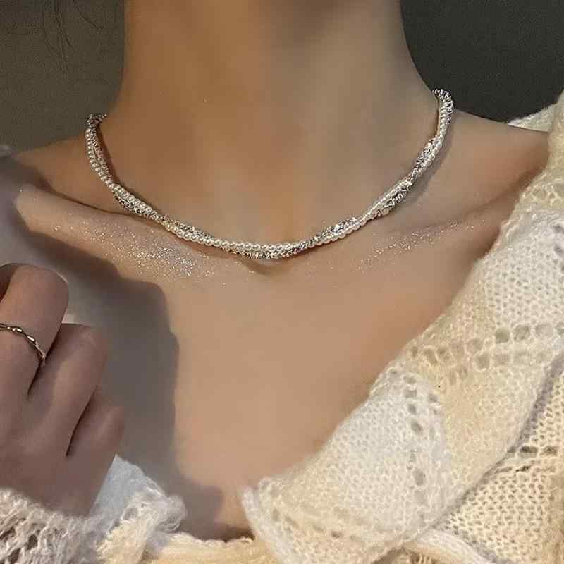 ネックレス レディース ライトラグジュアリー フェイクパール 二連 レイヤード 鎖骨丈 繊細 上品 エレガント 高級感 幾何学デザイン シルバーカラー 秋冬 普段使い オフィス