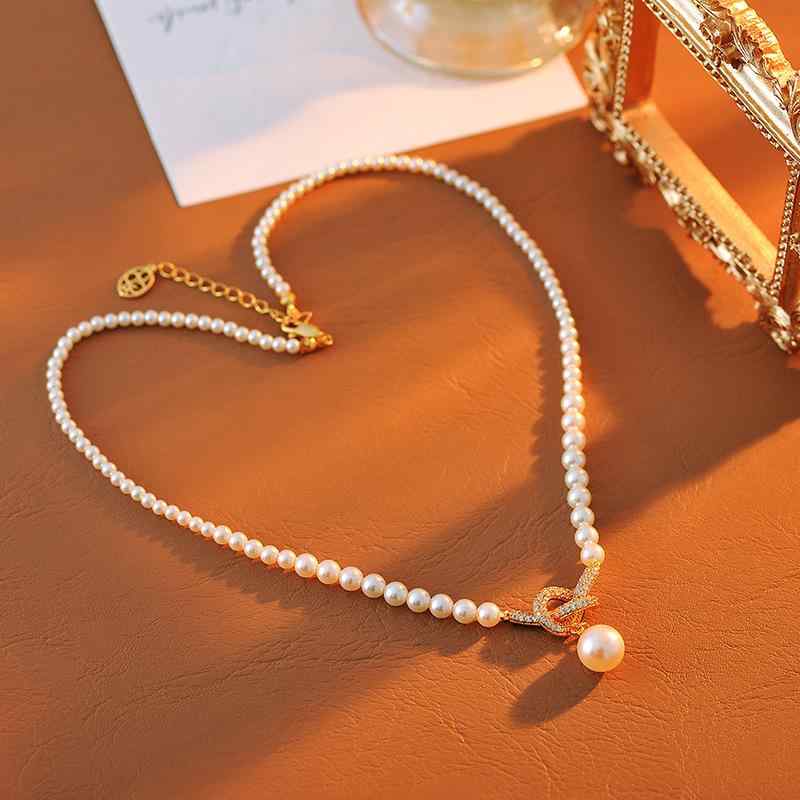 Pearl White - ネックレス パール ジルコニア ノットデザイン ジオメトリック ペンダント 銅合金製 真金電気メッキ加工 繊細 華奢 おしゃれ 上品 軽やか 高級感 日韓風 普段使い お出かけ フォーマル