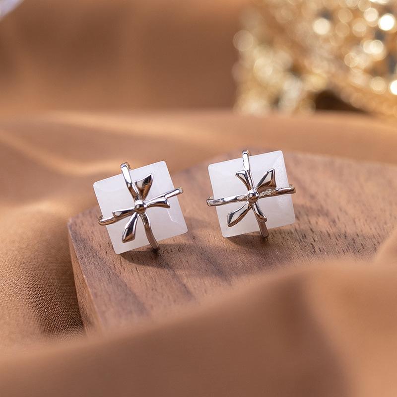 ピアス レディース 女性用 S925スターリングシルバー 純銀 天然 和田白玉 リボン レトロ 個性的 スタイリッシュ エレガント 上品 華やか 普段使い お出かけ フォーマル 結婚式