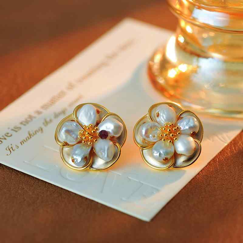 ピアス レディース 天然 淡水パール フラワー 花モチーフ レトロ ヴィンテージ アンティーク調 個性的 デザイン 万能 普段使い 高級感 高見え 春夏 イヤリング 白 ホワイト