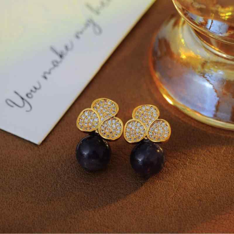 ピアス レディース クローバーモチーフ 天然アメジスト 紫水晶 ストーン 銅合金 電気メッキ フラワー シンプル 上品 おしゃれ 繊細 光沢感 オフィス カジュアル