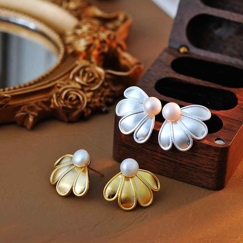 ピアス レディース フェイクパール 繊細なブラッシュ加工フラワーモチーフ シルバーポスト 上品 カジュアル オフィス 通勤 万能 春夏 ゴールド シルバー