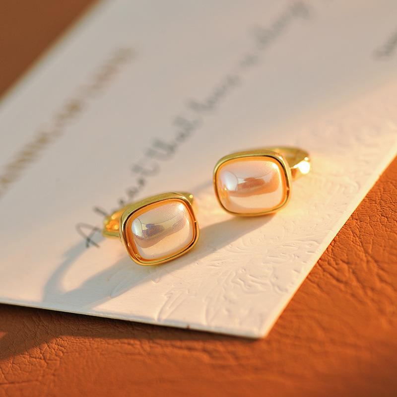 耳飾り レディース フェイクパール 幻彩色 幾何学スクエア 個性的 上品 高級感 シンプル 銅合金製 電気メッキ ピアス イヤリング イヤーカフ 普段使い