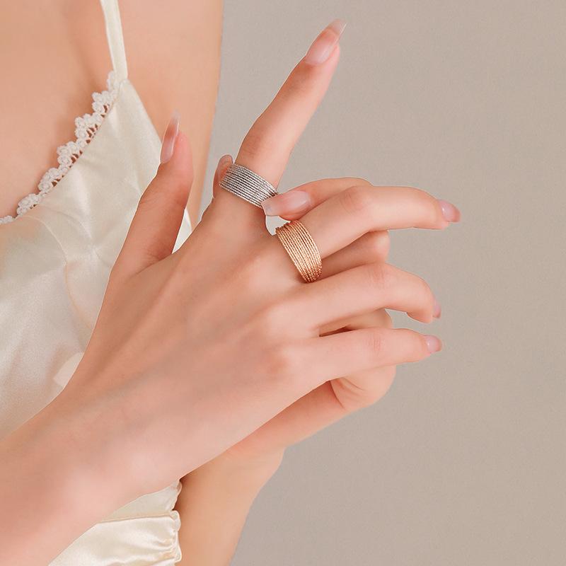 指輪 レディース 高級感 上質 多層 フリーサイズ オープンリング 欧米風 個性的 ユニーク こだわりデザイン 普段使い 万能 ベーシック ファッション 上品 エレガント きらめくライン 幾何学 シルバー