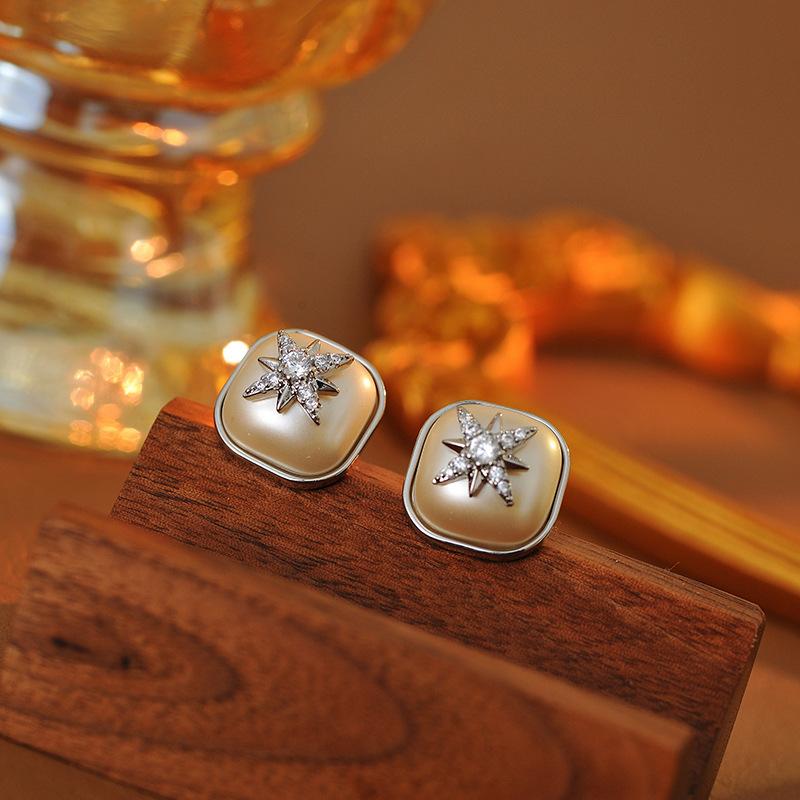 ピアス レディース フレンチテイスト 繊細 上品 エレガント 幾何学 八芒星 スター パール パール レトロ アンティーク調 ライトラグジュアリー 高級感 シルバー 銅合金 電気メッキ加工 ファッション 通勤 オフィス