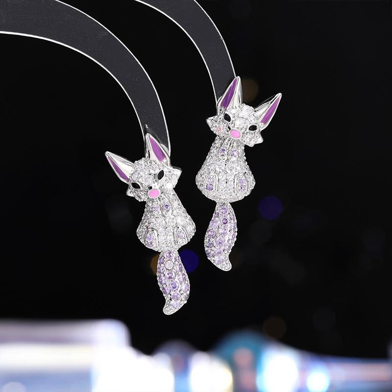 ピアス レディース かわいい 子ギツネ モチーフ 個性派 おしゃれ こだわりデザイン フェミニン 甘辛スタイル スタッド ジルコニア 銅製 シルバー ゴールド ピンク パープル ブルー 普段使い