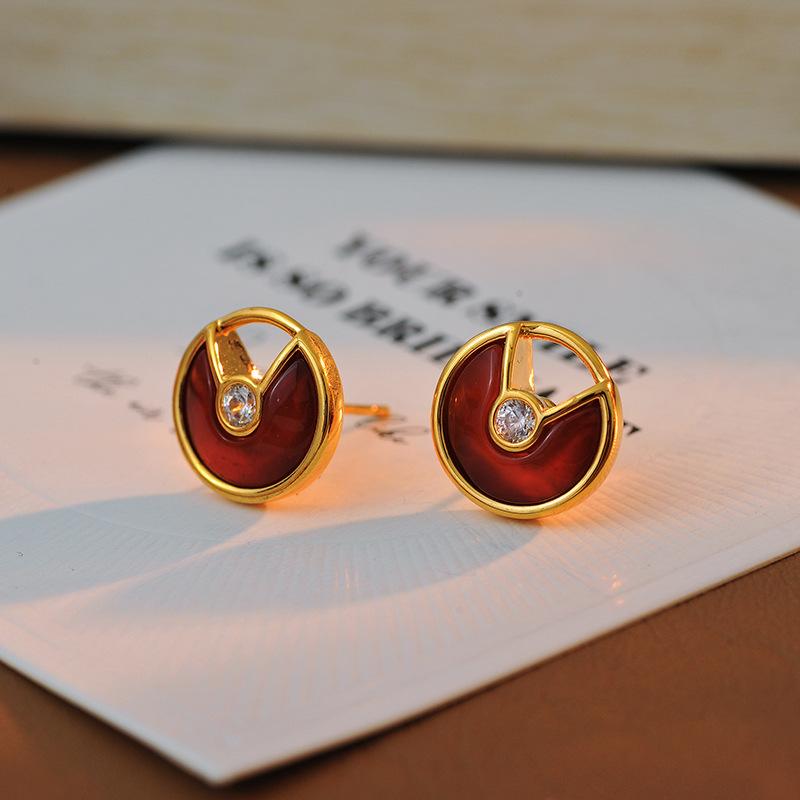 ピアス レディース アミュレット 上品 エレガント 高級感 シンプル 万能 普段使い レッドアゲート カルセドニー 華奢 ミニ スタッドピアス 幾何学デザイン 銅合金 電気メッキ加工 韓国風 大人かわいい