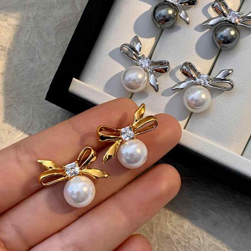 ピアス レディース 女性用 リボン ピンク オフホワイト パール パール 上品 エレガント 華奢 高級感 フレンチレトロ スタイル 真鍮製 シルバー925ポスト 普段使い お呼ばれ