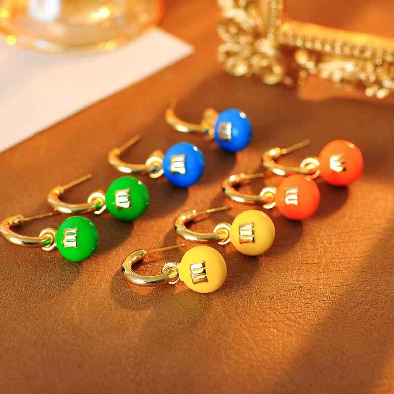 ピアス レディース 欧米風 アルファベット チョコレート豆モチーフ ユニーク エナメル彩色 キャンディ..