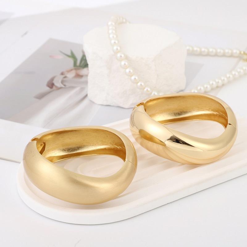 ブレスレット バングル レディース アシンメトリー 幾何学ライン ワイド 幅広 オープンバングル 光沢感 亜鉛合金 電気メッキ加工 ゴールド シルバー 欧米スタイル インスタ映え モード 個性派 おしゃれ ファッションアクセサリー