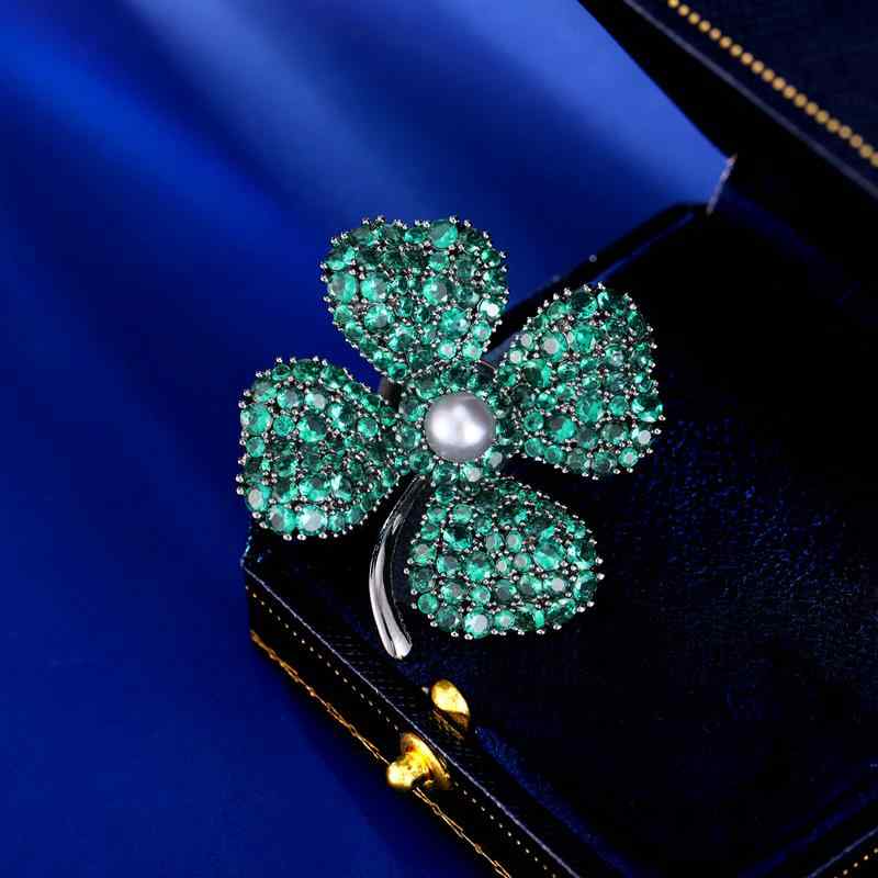 ブローチ レディース 高級感 四つ葉のクローバー グリーン ジルコニア 銅製 スカーフ留め ショール ストール カーディガン ジャケット 固定用 多機能 結婚式 パーティー フォーマル カジュアル プレゼント ギフト 春夏 アクセサリー
