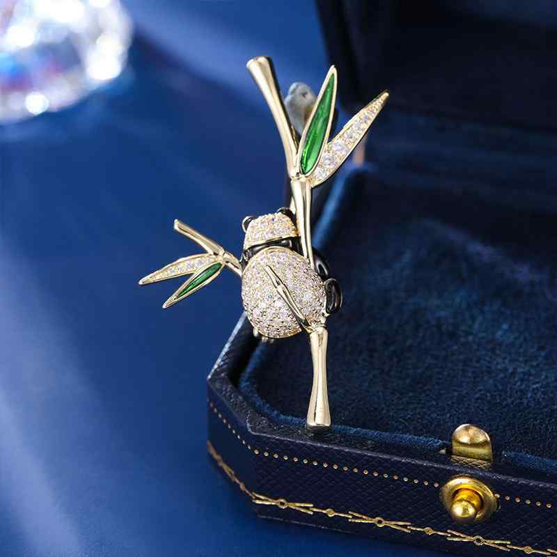 ブローチ レディース パンダ 竹モチーフ オリエンタル風 かわいい 愛らしい 個性的 高級感 高品質 銅製 電気メッキ加工 金色 縁起の良い 贈り物 ファッション小物(4)