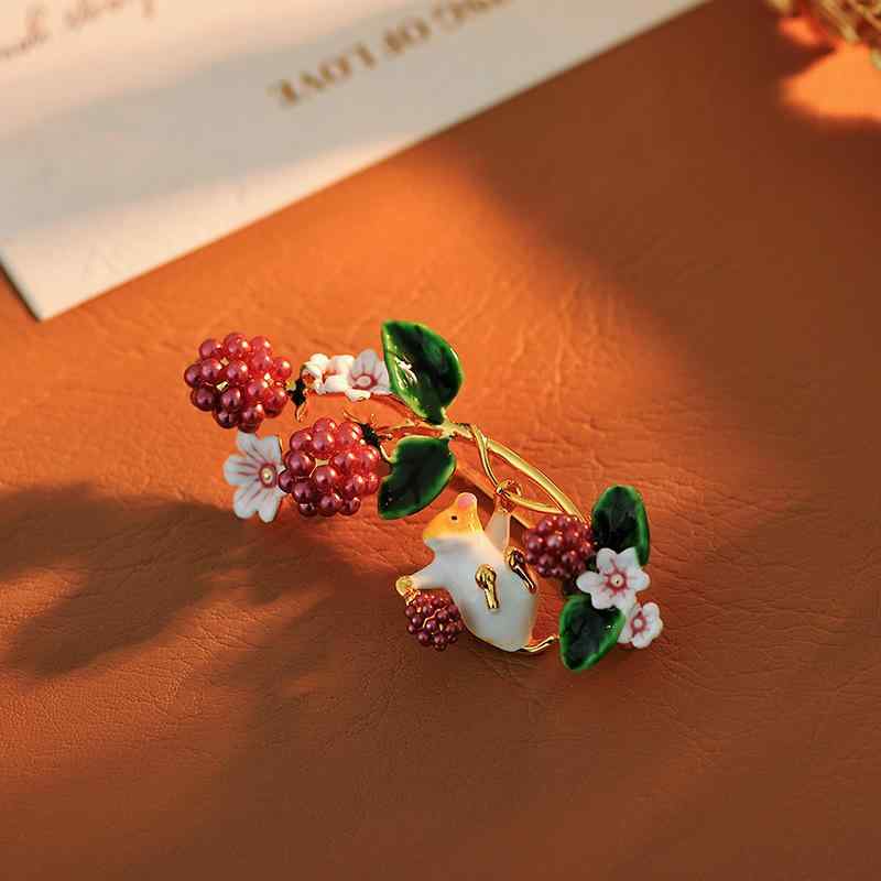 ブローチ エナメル加工 ブドウ リス シマリス クランベリー 植物モチーフ かわいい 個性的 銅合金 電気..