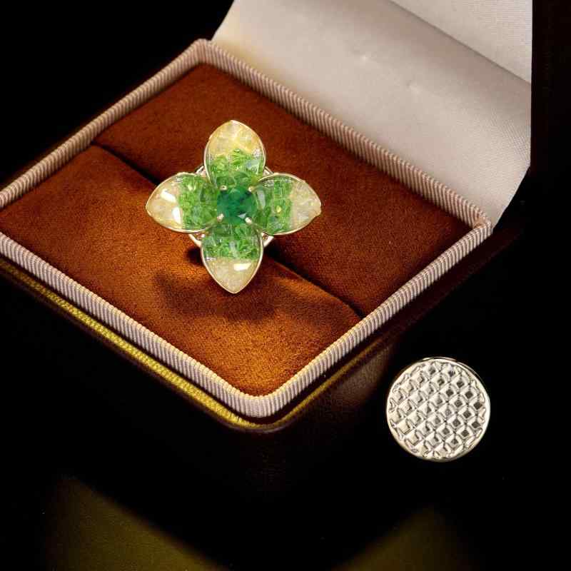 ブローチ レディース 高級感 クリスタル グリーン 花 フラワーモチーフ マグネット 襟元固定 露出防止 ピンブローチ 銅製 ワンピース ジャケット スーツ カジュアル フォーマル 春夏 オフィス アクセサリー