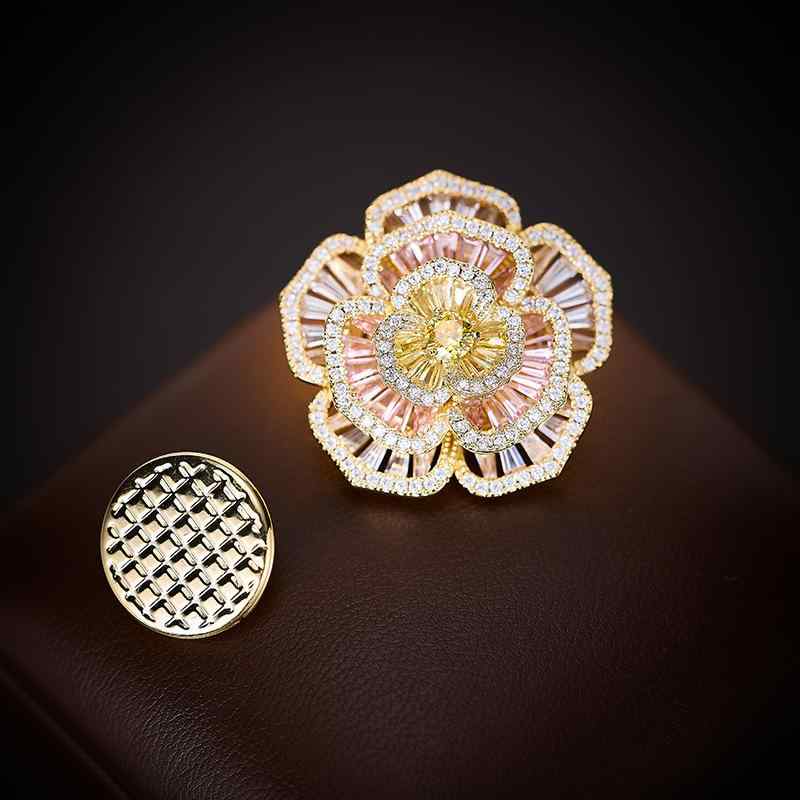 ブローチ レディース カメリア フラワーモチーフ マイクロパヴェ ジルコニア マグネット式 銅製 高級感..