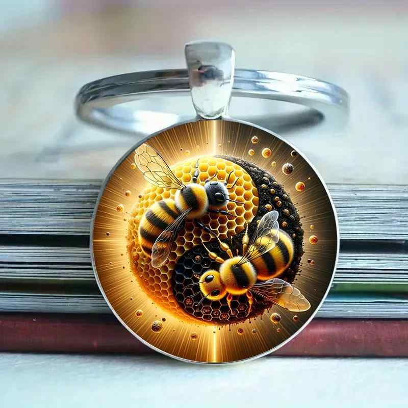 キーホルダー キーチャーム 丸型 ラウンド 蜂の巣 蜜蜂柄 ガラスカボション 合金製ペンダント 黒 イエロー ブラック 黄色 おしゃれ かわいい ファッション 普段使い バッグチャーム 小物 雑貨