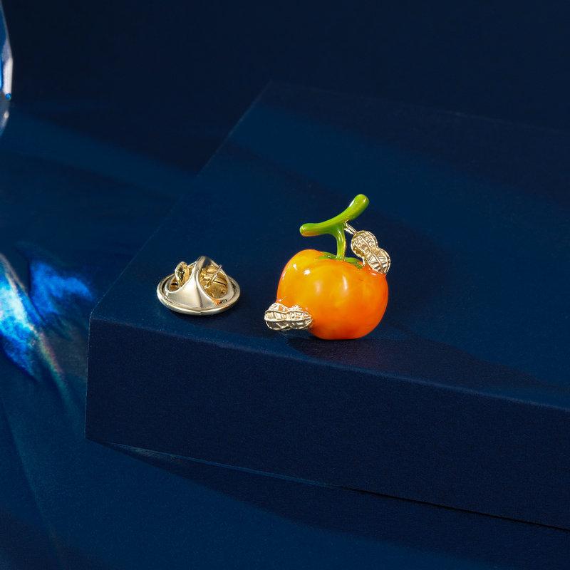 ピンブローチ 男女兼用 柿 ピーナッツ フルーツ モチーフ スーツ ジャケット ラペル 襟飾り カーディガン ストール スカーフ はだけ防止 ずれ防止 多機能 個性的 ユニーク おしゃれ 上品 合金 オレンジ