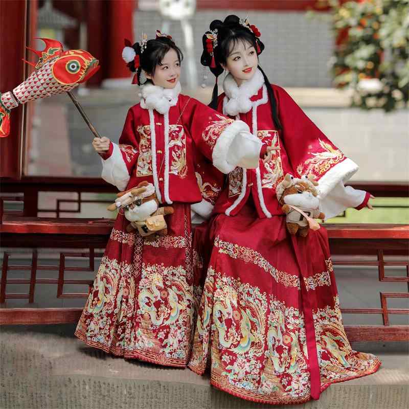 漢服 レディース 女性用 キッズ 子供 親子ペア 明代様式 馬面スカート 厚手 裏起毛 ウール調 ポリエステル 古典衣装 辰年 新年 旧正月 お正月 イベント パーティー レッド 赤 ベージュ 秋冬