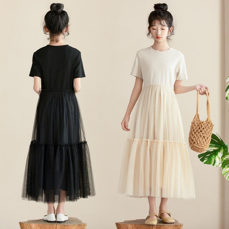 ・カテゴリ: キッズワンピース・主な素材: 綿100%・裏地素材: 綿・対象性別: ガールズ・柄: 無地・加工: 柔加工・袖丈: 半袖・裾デザイン: フリルスカート・デザイン要素: 親子コーデ・カラー展開: ブラック、アプリコット、ホワイト・サイズ展開: 140cm、150cm、160cm、170cm