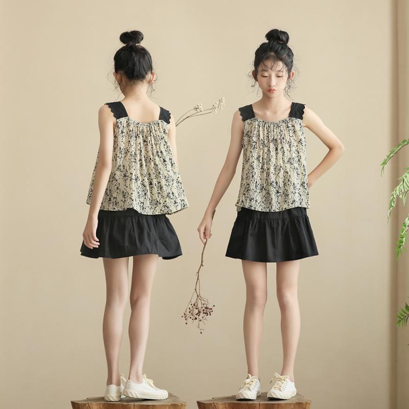 ・カテゴリ: キッズキャミソール・性別: 女性・スタイル: スイート・対象年齢: 8歳以上、身長140cm以上・主な素材: ポリエステル100%・生地加工: 柔軟加工・柄: 花柄・デザイン要素: 複数色使い・ネックライン: スクエアネック・カラー展開: 花柄、ブラック・身長展開: 130cm, 140cm, 150cm, 160cm, 165-170cm