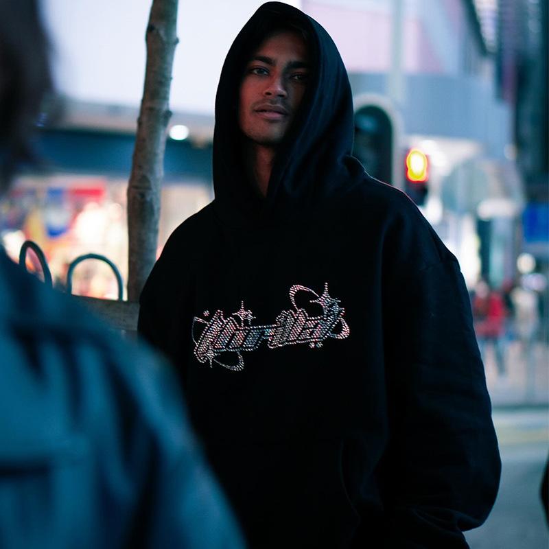 ・カテゴリ: スウェット、パーカー・デザイン: プルオーバー・シルエット: ルーズフィット・袖丈: 長袖・袖タイプ: レギュラー・ネックライン: フード付き・厚さ: 中厚手・特徴: ラインストーン・主な素材: ポリエステル50〜70%・カラー展開: ブラック・サイズ展開: S, M, L, XL・スタイル: ストリートカジュアル、欧米風・性別: レディース