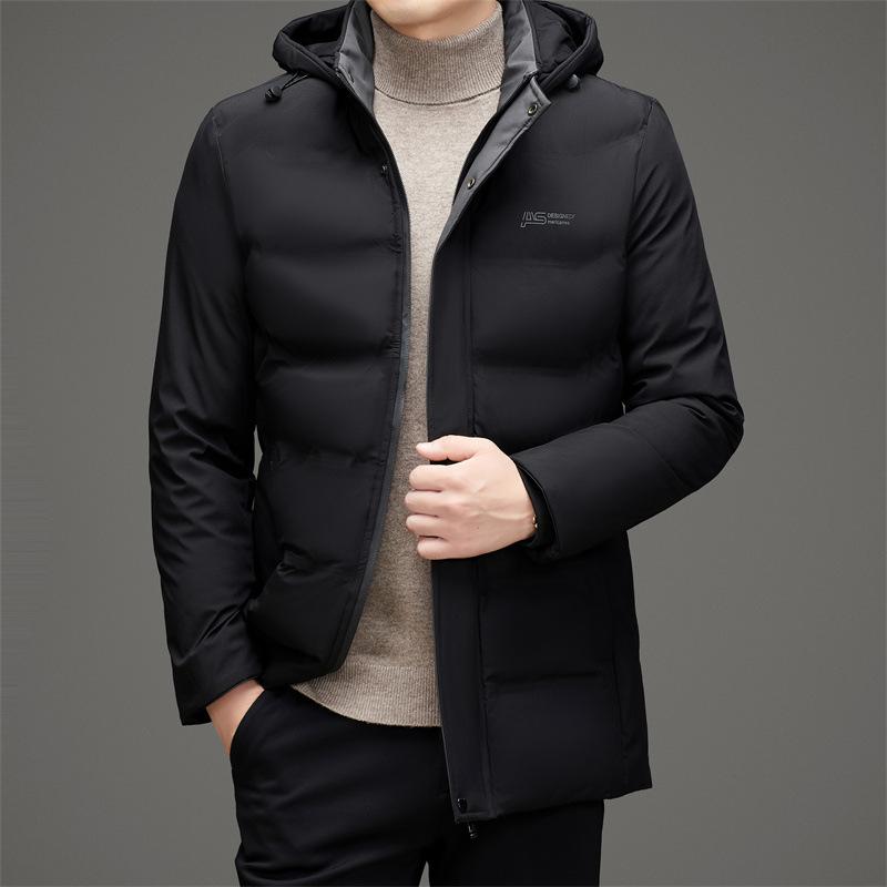 ・カテゴリ: ダウンジャケット・スタイル: ベーシック・テイスト: カジュアル・対象: 成人男性・年齢層: ミドル世代・フィット: レギュラーフィット・着丈: レギュラー・襟型: スタンドカラー・フード: 付き・前立て: ジッパー・厚さ: ...