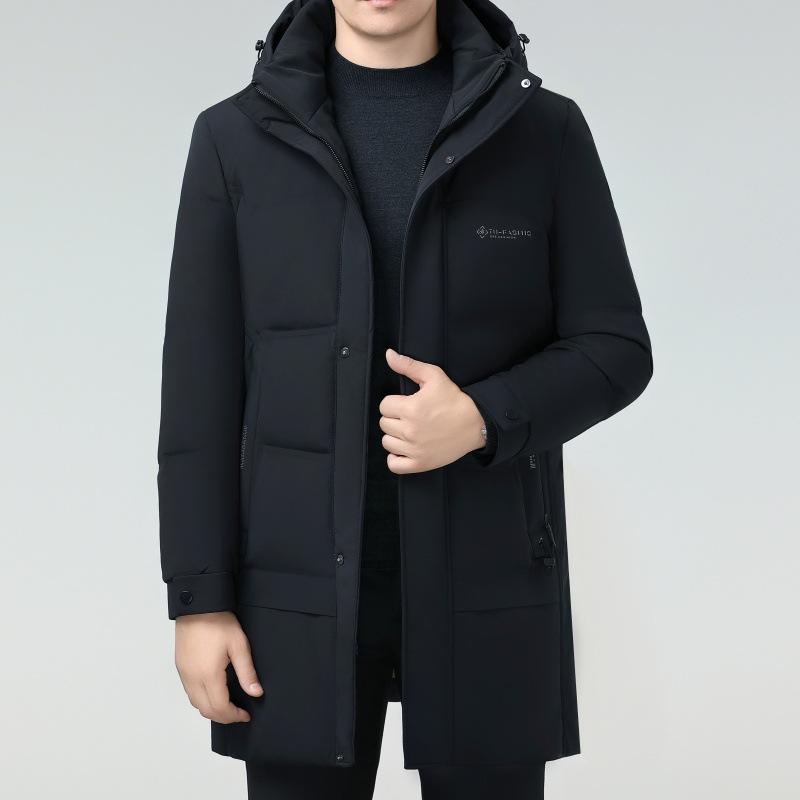 ・防寒レベル: 軽寒レベル (-5℃～0℃) ・機能: 防風、耐寒、羽毛抜け防止 ・フィルパワー: 700 ・詰め物: ホワイトダックダウン ・ダウン含有量: 91%～95% ・スタイル: ベーシック ・シルエット: ジャストフィット ・着丈: ミドルロング丈 (65cm超～80cm以下) ・ネックライン: スタンドカラー ・前立て: ファスナー ・厚さ: 厚手 ・柄: 無地 ・テイスト: ライトビジネス ・充填ダウン量: 196g ・対象: 中年層 ・裏地素材: ポリエステル ・裏地素材含有量: 100% ・表地素材: ポリエステル ・主要素材: ポリエステル ・主要素材含有量: 80% ・シーン: 日常使い ・カラー展開: シュリンプグリーン、ブラック ・サイズ展開: 170/48, 175/50, 180/52, 185/54, 190/56, 195/58 ・適合シーズン: 冬 ・加工: アイロン不要加工 ・スタイル詳細: ファスナー装飾 ・対象年齢: 大人 ・性別: 男性 ・カテゴリ: ダウンジャケット