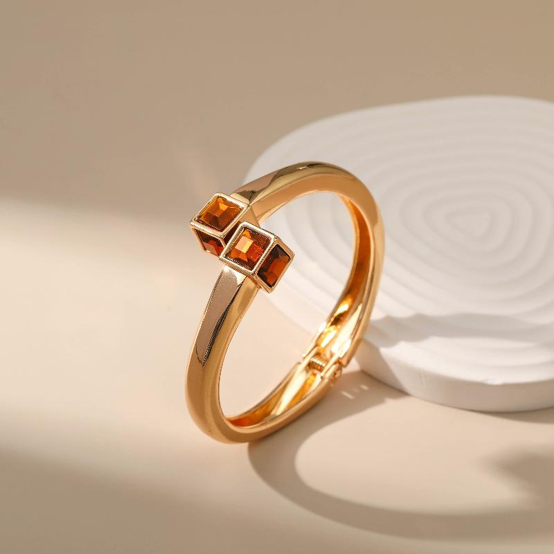 ブレスレット レディース バングル 腕輪 ミニマル レトロ スクエア ジルコニア ゴールドプレート 合金素材 電気メッキ加工 スプリング開閉 多色 ファッション 通勤 オフィス カジュアル