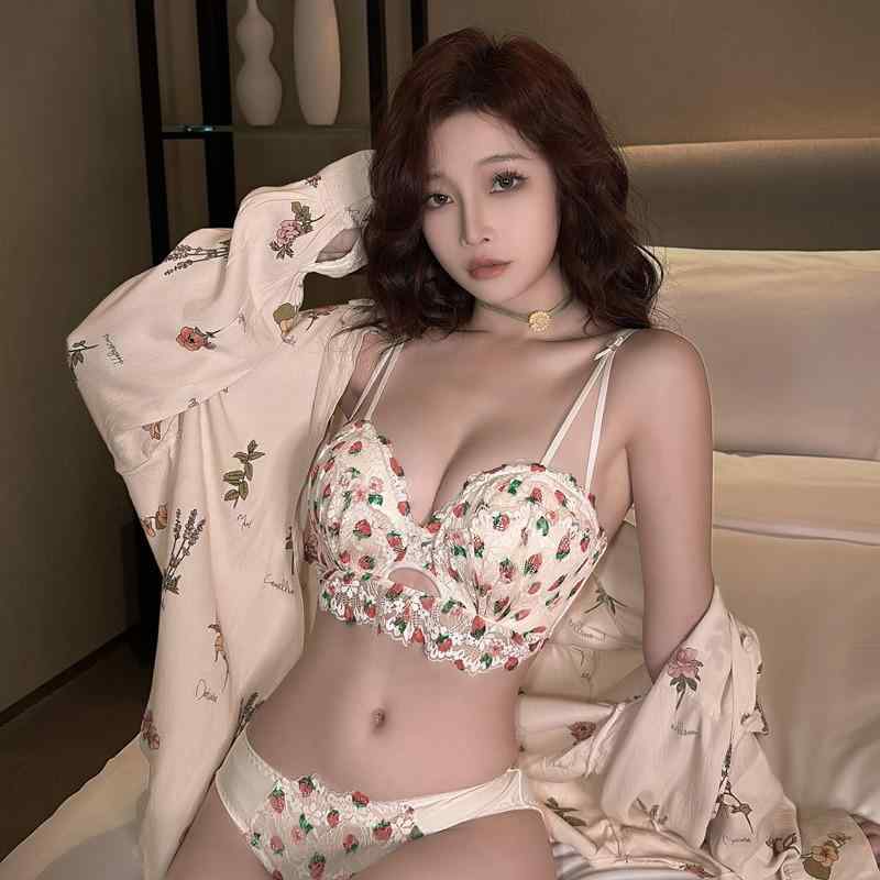 ブラジャー＆ショーツセット レディース 女性用 かわいい イチゴ柄 セクシー レース ランジェリー 小胸さん向け 盛りブラ 谷間メイク プッシュアップ 厚手パッド ボリュームアップ 脇高 脇肉補正 補正下着 通気性 快適 3/4カップ