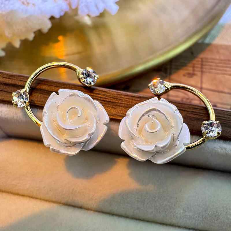 ピアス レディース 女性用 エレガント トレンディ ホワイトローズ バラ 花 C字 スタッドピアス ジルコニア キラキラ シンプル ミニマル 合金 ゴールド 電気メッキ 春夏 普段使い デイリー オフィス カジュアル フォーマル