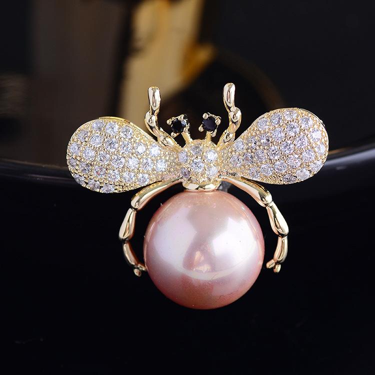 ブローチ レディース 韓国風 かわいい おしゃれ ピンク パール ミツバチ ジルコニア 小さめ 襟元留め はだけ防止 ストールピン 胸飾り ファッション小物
