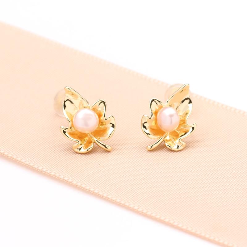 SWAROVSKI - ピアス レディース シンプル 小ぶり 楓の葉 リーフモチーフ 淡水パール 金メッキ S925シルバーポスト 銅製 かわいい おしゃれ オフィス カジュアル 通勤 普段使い 女性用