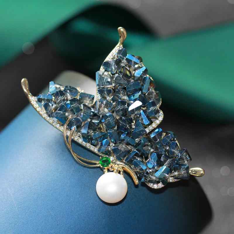 ブローチ レディース 女性用 レトロ エレガント 蝶 昆虫モチーフ 天然パール パール 人工水晶 クリスタ..