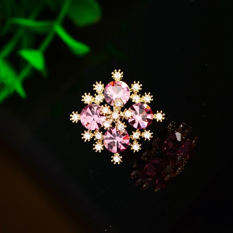 ブローチ レディース 雪の結晶 模造水晶 合金製 電気メッキ加工 シンプル 上品 エレガント おしゃれ ワンポイント アクセント ジャケット カーディガン スカーフ ストール 留め具 ラペルピン アクセサリー ギフト フォーマル カジュアル