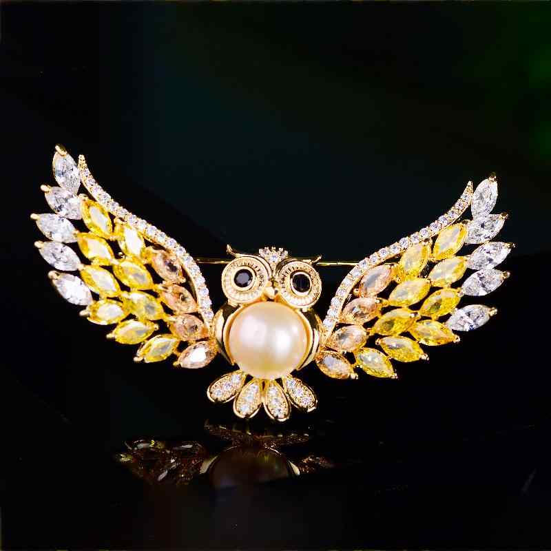 ブローチ レディース 女性用 フクロウモチーフ 淡水パール ジルコニア 銅製 韓国風 エレガント 上品 華やか ピンク イエロー ファッション小物 ギフト プレゼント スカーフ留め