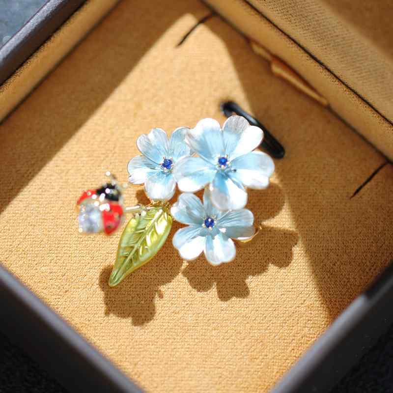 ブローチ レディース 森ガール風 かわいい エナメル 3色 ゼラニウム 花束 フラワーモチーフ スプリング..